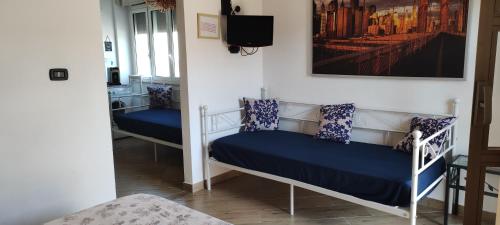 塔兰托Casatua的客房设有两张床和一台墙上的电视。