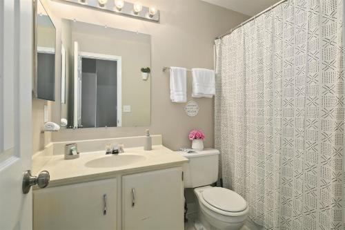 斯特灵4BR Townhome, Close to Shops & Restaurants, 40 Mins to DC的一间带水槽、卫生间和镜子的浴室