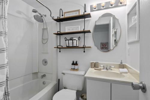 斯特灵Luxury Sterling townhome - Private, Self checkin的浴室配有卫生间、盥洗盆和淋浴。