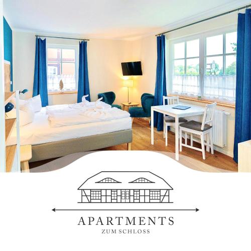 梅伦新~ Apartments zum Schloss ~ Traumhafte Ferienwohnungen auf Usedom的酒店客房配有一张床铺和一张桌子。