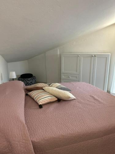ClasseClassense House的卧室配有粉红色的床和枕头。