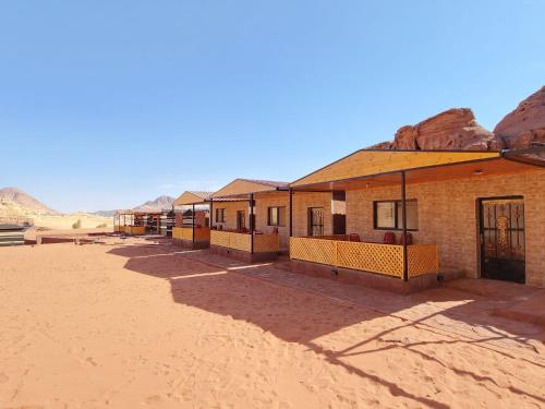 瓦迪拉姆Bedouin picnic camp的沙漠中一排建筑物