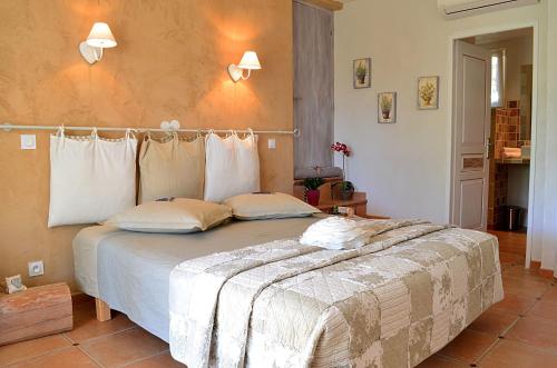 Entrecasteaux莱文达林住宿加早餐旅馆的一间卧室配有带白色床单和枕头的床。