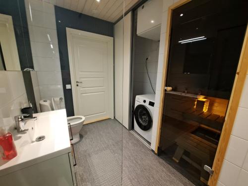 NärpiöALEX - bright, stylish apartment with sauna, built in 2023的浴室配有卫生间、盥洗盆和淋浴。