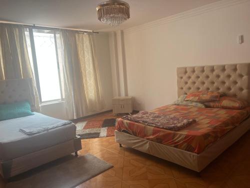 卡利Apartamento en el ingenio 2的一间卧室设有一张床和一个大窗户