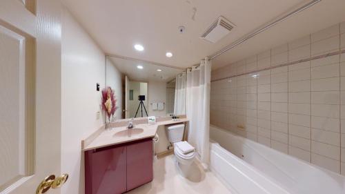 惠斯勒Powderhorn by Whistler Premier的浴室配有盥洗盆、卫生间和浴缸。