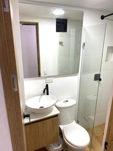 麦德林Villa Estadio的浴室配有卫生间、盥洗盆和淋浴。