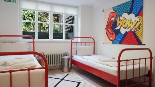 奥斯纳布吕克Heger Tor Apartments的客房设有两张床和窗户。