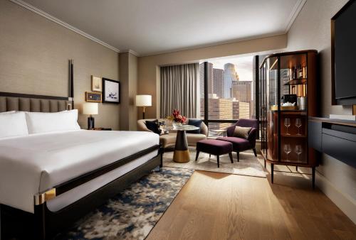 波士顿Raffles Boston的酒店客房设有床和客厅。