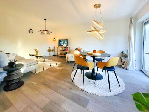 因戈尔施塔特Stilvolle 3-Zimmer Wohnung in Ingolstadt mit Balkon und guter Autobahnanbindung的客厅配有桌椅
