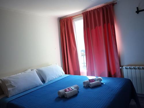 埃尔卡拉法特Departamento DON ALBERTO的一间卧室配有蓝色的床和2条毛巾