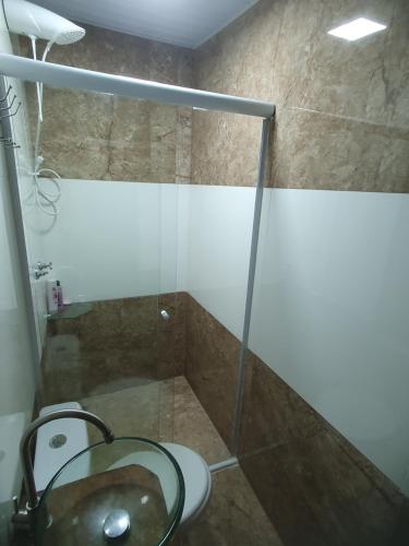 瓜鲁雅Pé na Areia Sons do Mar的带淋浴、卫生间和盥洗盆的浴室