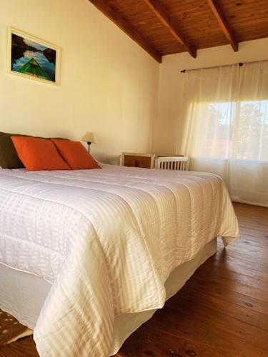 梅赛德斯Duplex Reencuentro的卧室配有白色的床和窗户。