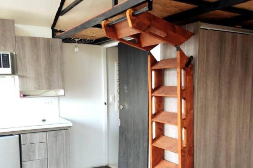 San PabloWICHI LAGO的带螺旋楼梯的厨房内的一张高架床