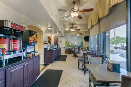 哈维西岸贝斯特韦斯特酒店的餐厅设有酒吧,配有桌椅
