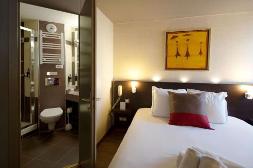 莫伯日车间117贝斯特韦斯特酒店的一间酒店客房 - 带一张床和一间浴室
