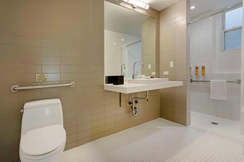 纽约贝斯特韦斯特款待套房酒店的一间带卫生间和水槽的浴室
