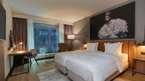 克洛滕Radisson Blu Hotel Zurich Airport的酒店客房设有一张白色大床和一个窗户。