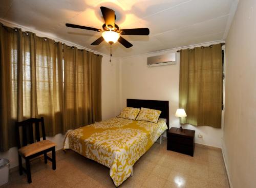 巴拿马城Totumas Lodge的一间卧室配有一张床和吊扇