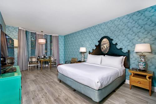 旧金山Hotel Fiona的一间卧室设有一张床和蓝色的墙壁