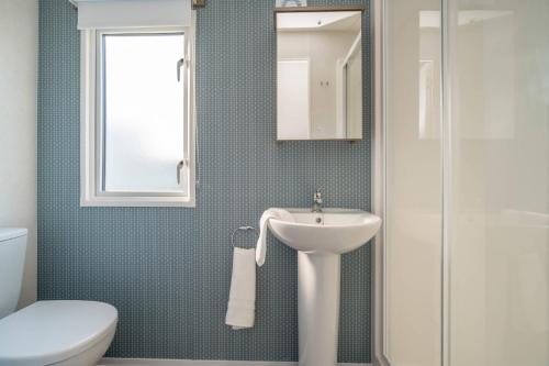 塞顿港Lisa Marie-Luxury Caravan-Seton Sands-8 Berth的一间带水槽、卫生间和淋浴的浴室