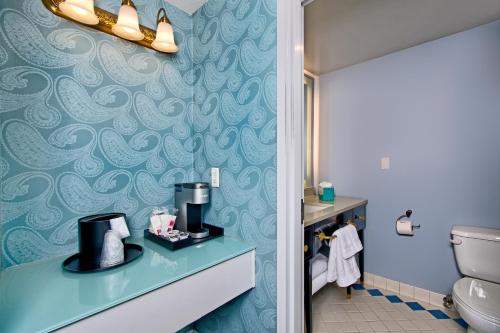 旧金山Hotel Fiona的一间带卫生间和蓝色墙壁的浴室