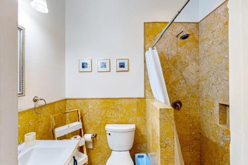 基拉戈Two J’s Paradise的带淋浴、卫生间和盥洗盆的浴室
