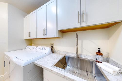 那不勒斯REGATTA AT VANDERBILT BEACH III #204的厨房配有水槽和洗衣机