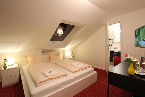 埃根斯泰因-列奥波德港米勒斯特尔酒店的卧室配有一张白色大床和一张书桌