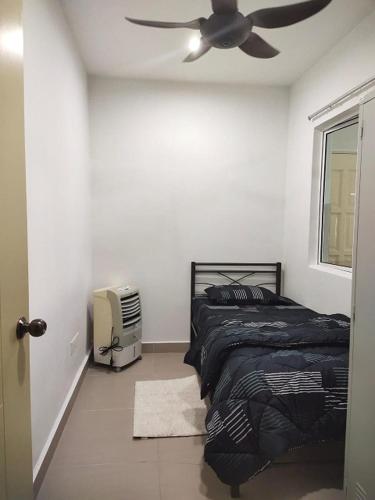 芙蓉Room for short stay with shared facilities的一间卧室配有一张床和吊扇