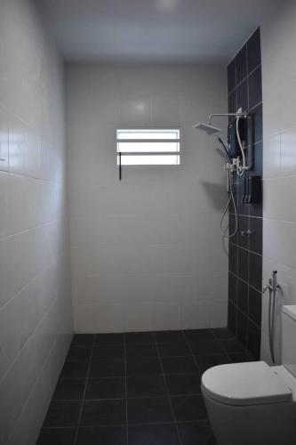 芙蓉Room for short stay with shared facilities的白色的浴室设有卫生间和淋浴。