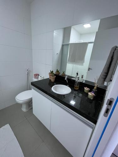 莫索罗Studio Nova Betãnia的白色的浴室设有水槽和卫生间。