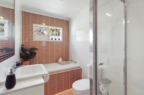 Goughs BayGoughs Hideaway的浴室配有卫生间、盥洗盆和淋浴。
