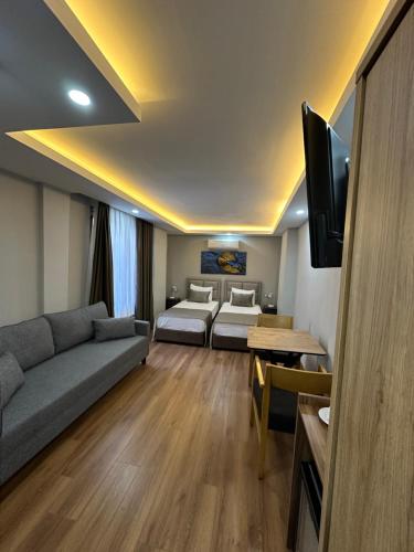 伊斯坦布尔Marista Pansiyon的带沙发、床和电视的客厅