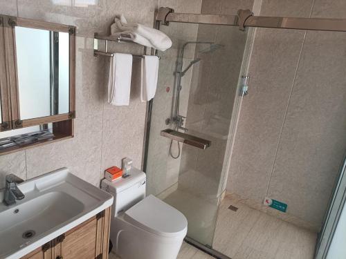 莆田湄洲岛云上居民宿 的带淋浴、卫生间和盥洗盆的浴室