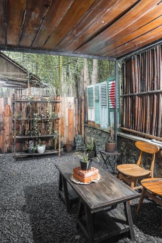 日惹Awandaru Village的庭院配有木桌和桌椅