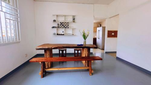 维拉港Kerith Lodge的带厨房的客房内的木桌