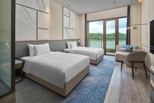赣州赣州皇冠假日酒店的酒店客房设有两张床和电视。