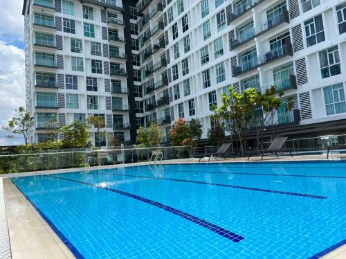 古晋Kuching Apartment @ TT3 SOHO Near NorthBank的大楼前的大型游泳池