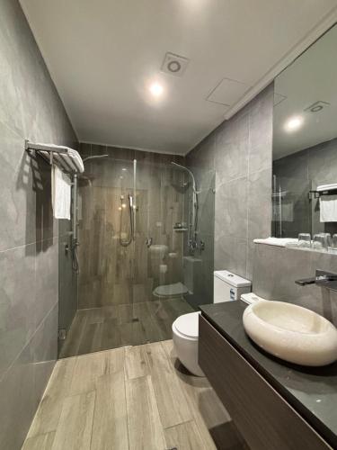 悉尼Sydney RiseOn Hotel的带淋浴、卫生间和盥洗盆的浴室