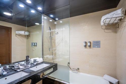 韦斯卡阿巴韦斯卡酒店的带淋浴、盥洗盆和卫生间的浴室