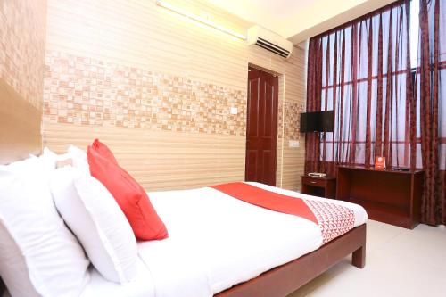 戈德亚姆Hotel Day Springs的一间卧室配有红色和白色枕头的床