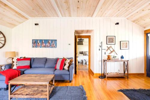 海兰兹Golden Acres Ranch Hot Tub+Gameroom+Creek & wifi的客厅配有蓝色的沙发和桌子