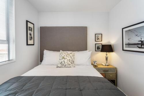 Stylish 2BR 2Bathroom Apartment, Kingsland, Auckland客房内的一张或多张床位