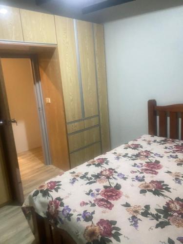 NausoriHasmat Road的一间卧室配有一张带花卉床罩的床