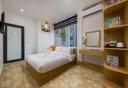 吉婆岛Cat Ba Hongkong Hotel的卧室配有白色的床和窗户。