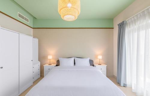 艾恩New fully serviced 1BR Apartment的卧室配有一张白色大床和两盏灯。
