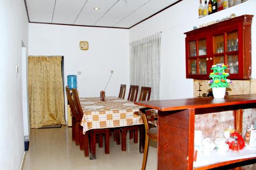 哈巴拉杜瓦Villa Hasi的一间用餐室,在房间内配有桌椅