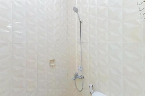 诗都阿佐OYO 91292 Pondok Inap Shofwa 1的带淋浴喷头的浴室