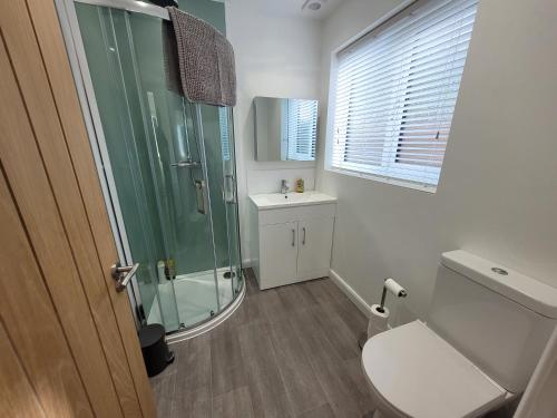 科尔切斯特Midland Close Bungalow - With separate office space by Catchpole Stays的带淋浴、卫生间和盥洗盆的浴室